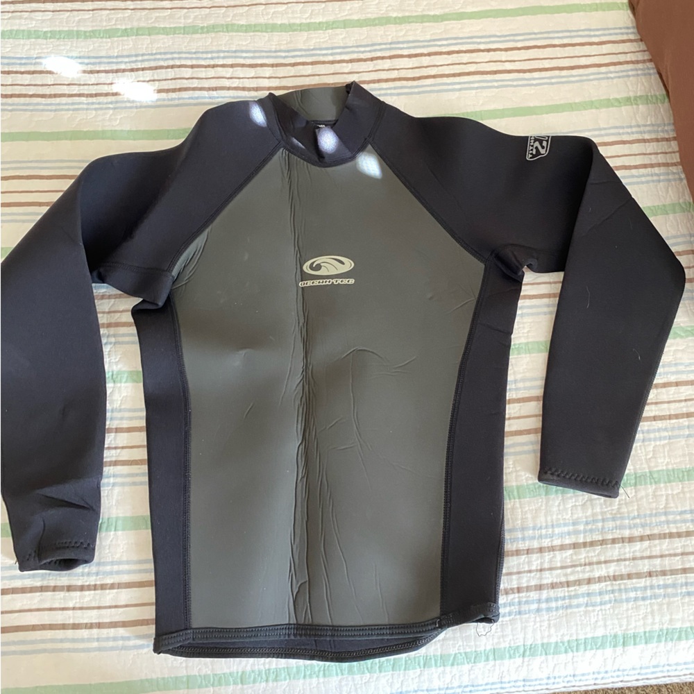 Women’s wetsuit/rashguard top